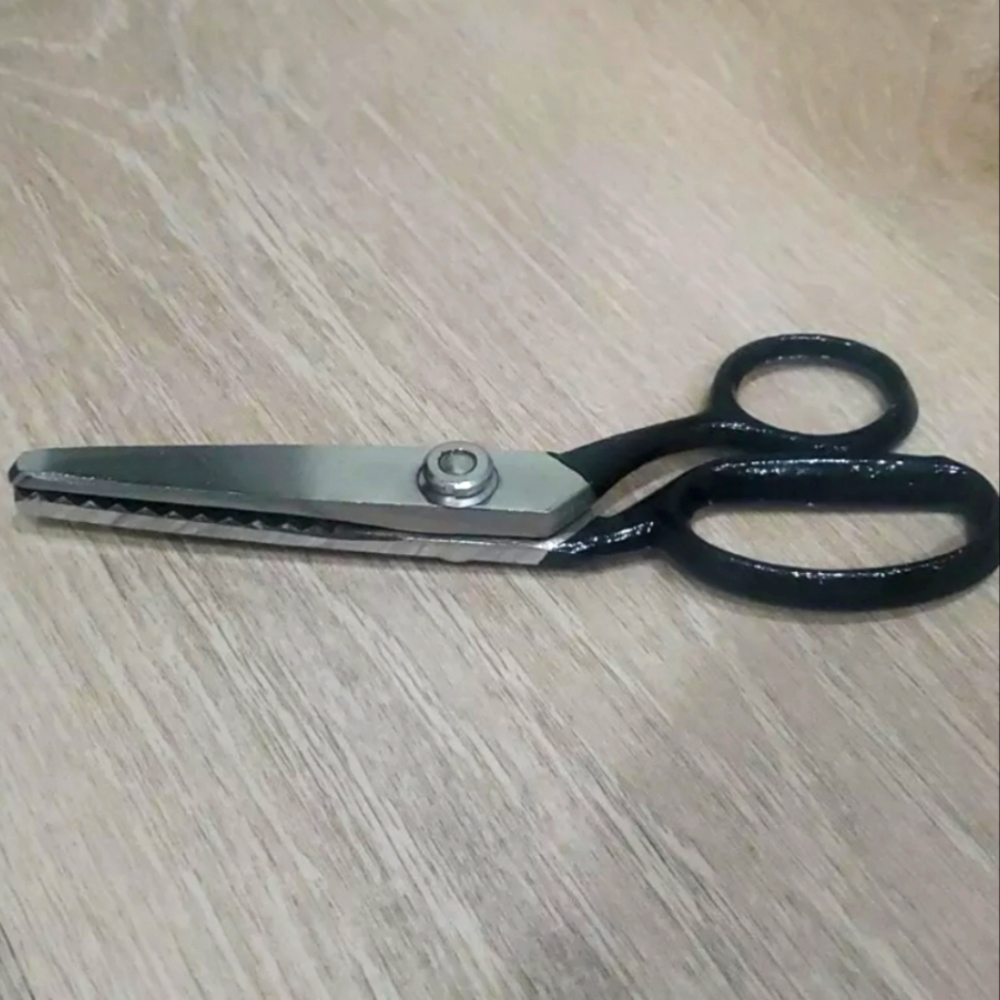 CHROME VTG Pinking Sheers Made In Japan Black Handles Sewing Collectors